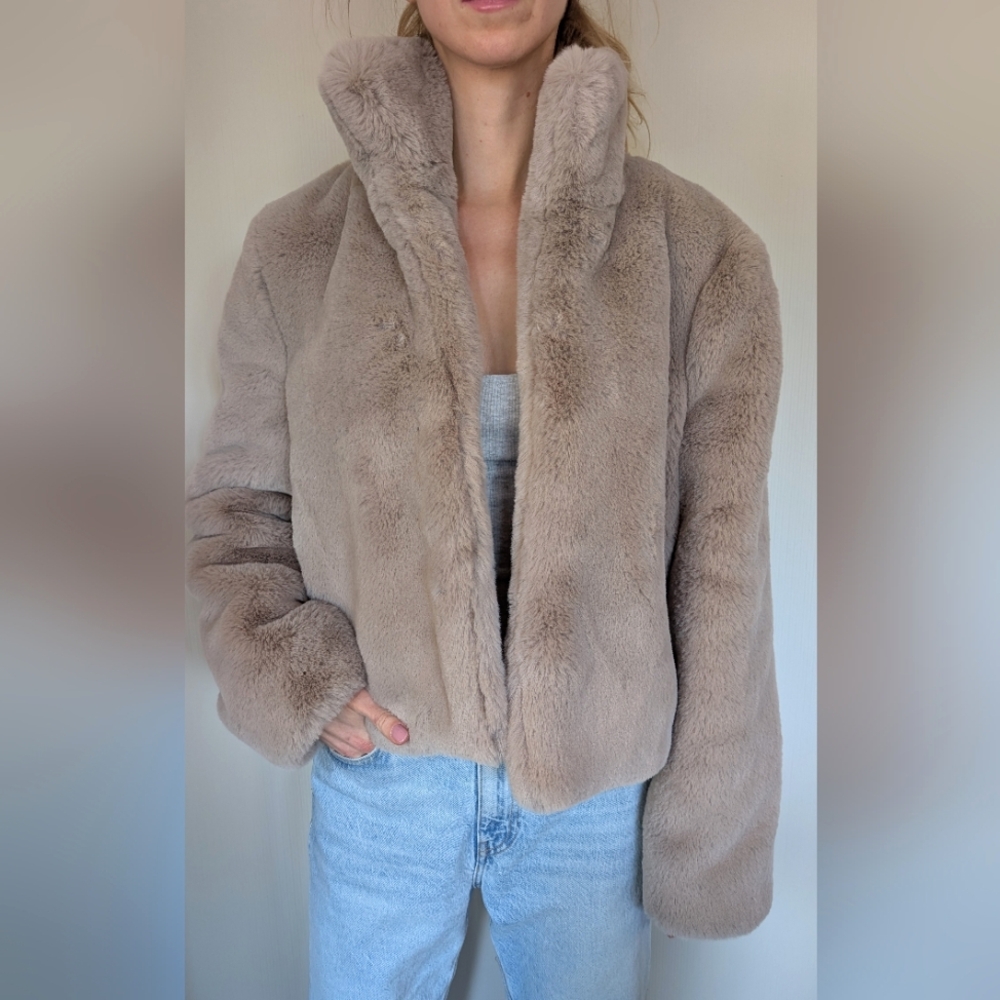 Women's Dusty Pink Faux Fur Jacket With Pockets And Stand Up Collar